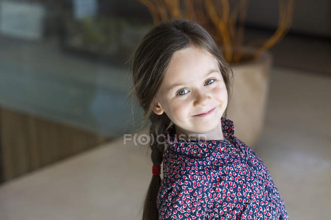 Портрет маленької усміхненої дівчинки з косами — стокове фото