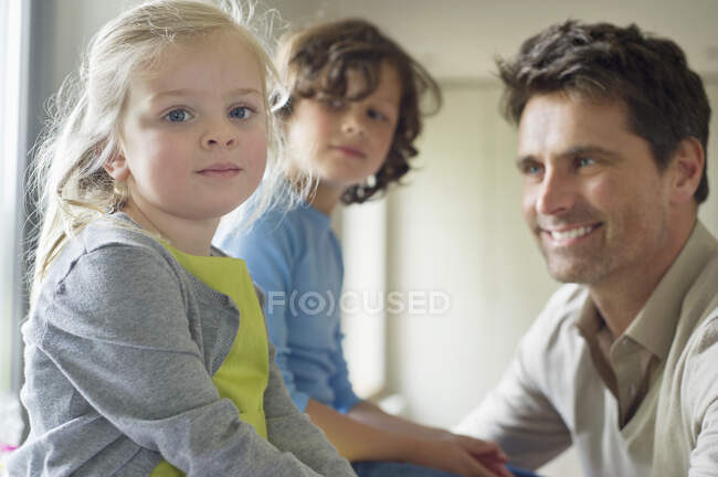 Мужчина с детьми дома — стоковое фото