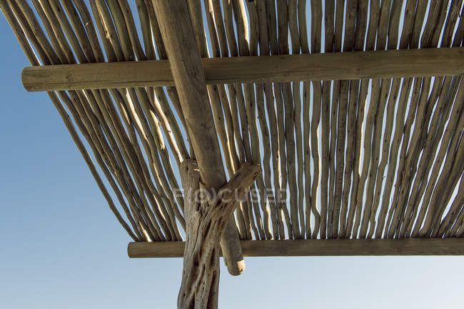 Vue à angle bas du toit en osier — Photo de stock