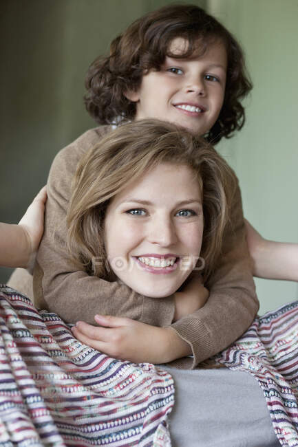 Портрет женщины, улыбающейся вместе с сыном — стоковое фото