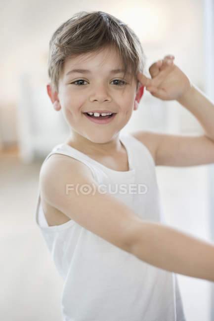 Портрет усміхненого маленького хлопчика, що обманює — стокове фото