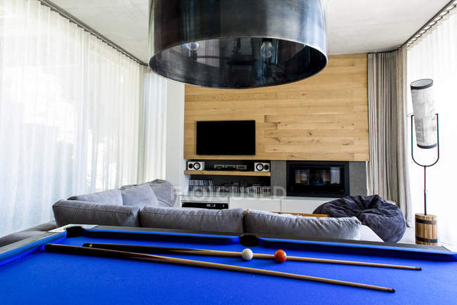 Mesa de bilhar na sala de estar moderna — Fotografia de Stock