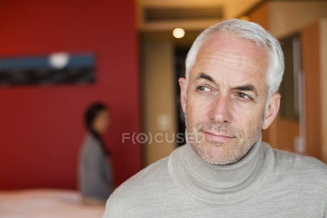 Porträt eines nachdenklichen reifen Mannes, der in einem Hotelzimmer sitzt — Stockfoto