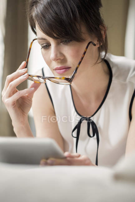 Жінка в стильних окулярах за допомогою цифрового планшета — стокове фото
