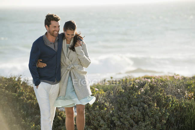 Lächelnd umarmendes Paar an der Küste des Meeres — Stockfoto
