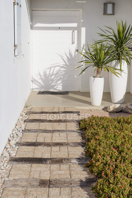 Path leading towards the entrance of a house — Stock Photo