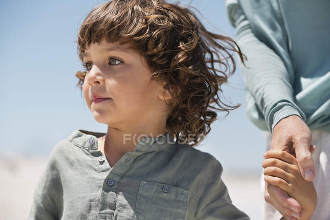 Симпатичный маленький мальчик смотрит на улицу — стоковое фото