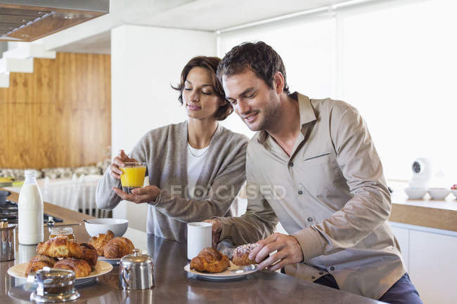 Couple petit déjeuner au comptoir de la cuisine — Photo de stock