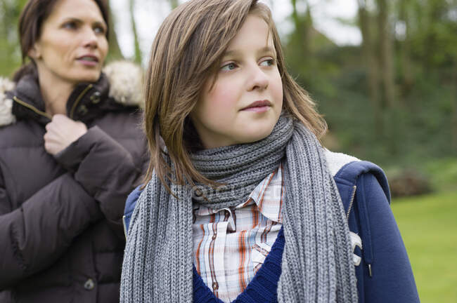 Mujer con su hija en un parque - foto de stock