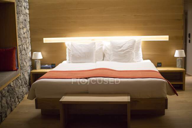 Schlafzimmer des Hotels Chetzeron, Crans-Montana, Schweizer Alpen, Schweiz — Stockfoto