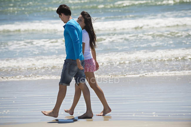Casal romântico andando na praia arenosa — Fotografia de Stock