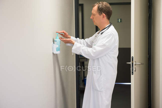 Medico maschile con igiene lavaggio a mano in camera d'ospedale — Foto stock