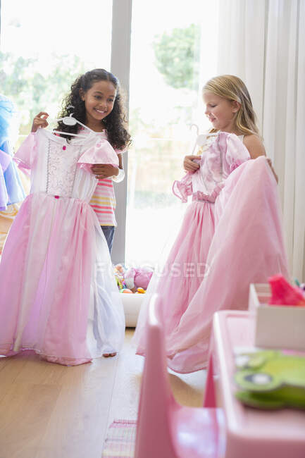 Дві маленькі дівчата купують в магазині одягу — стокове фото