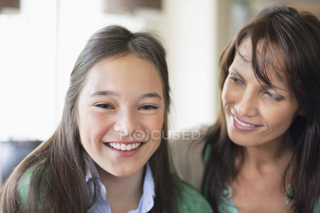 Retrato de uma menina sorrindo com sua mãe — Fotografia de Stock