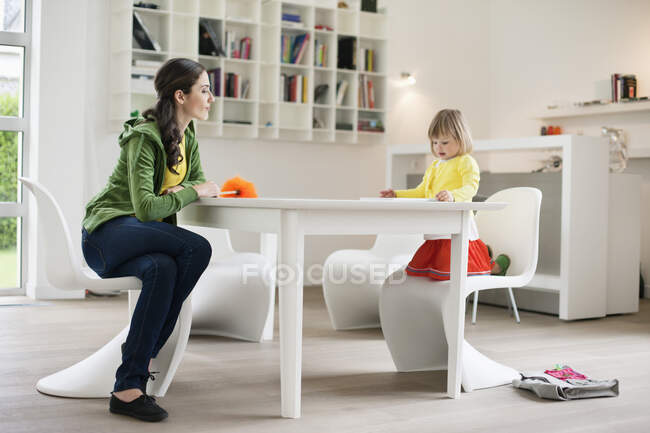 Frau lehrt ihre Tochter zu Hause — Stockfoto