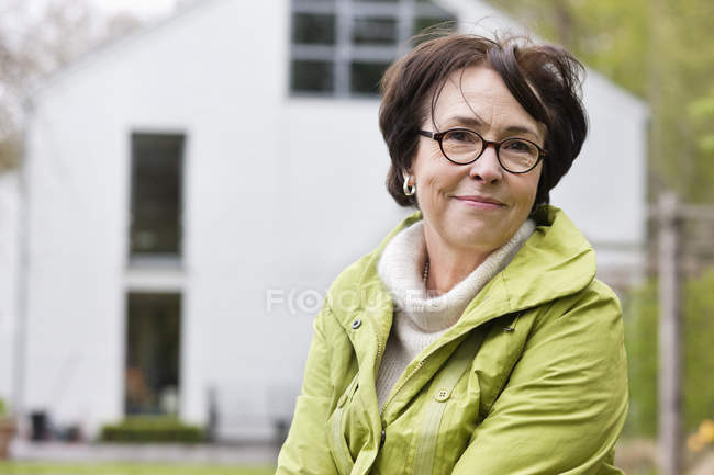 Portrait of smiling senior woman outdoors — Stock Photo