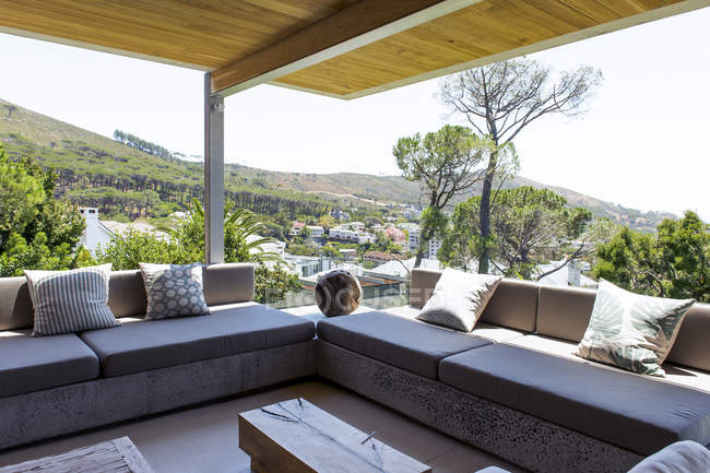 Intérieur de grande terrasse moderne dans la maison dans la nature — Photo de stock