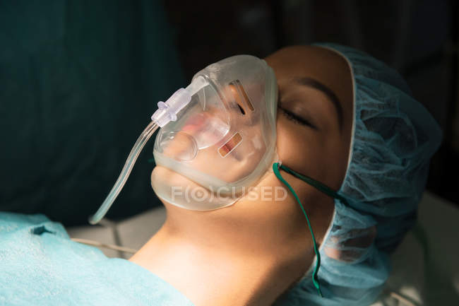 Paziente con maschera di ossigeno in sala operatoria — Foto stock