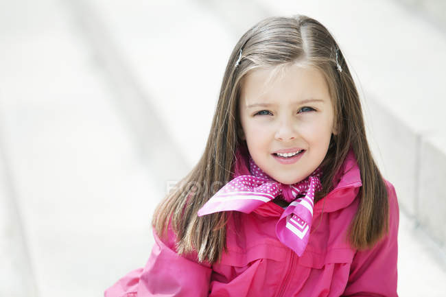 Ritratto di bambina sorridente su sfondo sfocato — Foto stock