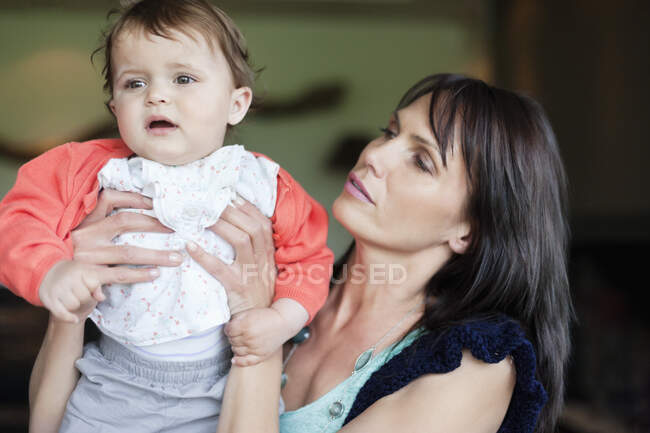 Femme consolant sa petite-fille — Photo de stock