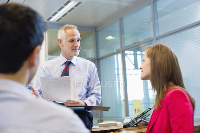 Business executives discussing in an office — Stock Photo