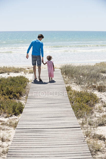 Mann mit Tochter auf Strandpromenade — Stockfoto