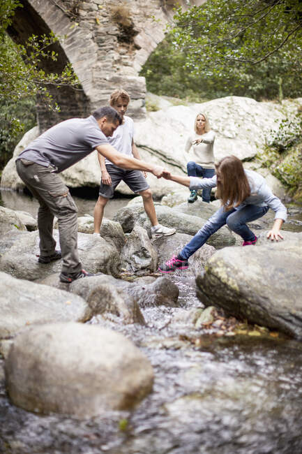 Famille dans un ruisseau — Photo de stock