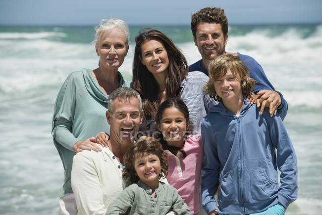 Retrato de familia feliz multi-generación en la playa - foto de stock