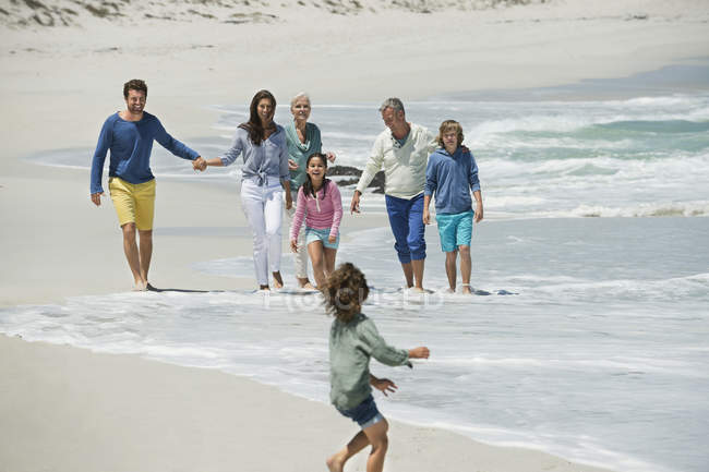 Felice famiglia divertendosi sulla spiaggia di sabbia — Foto stock