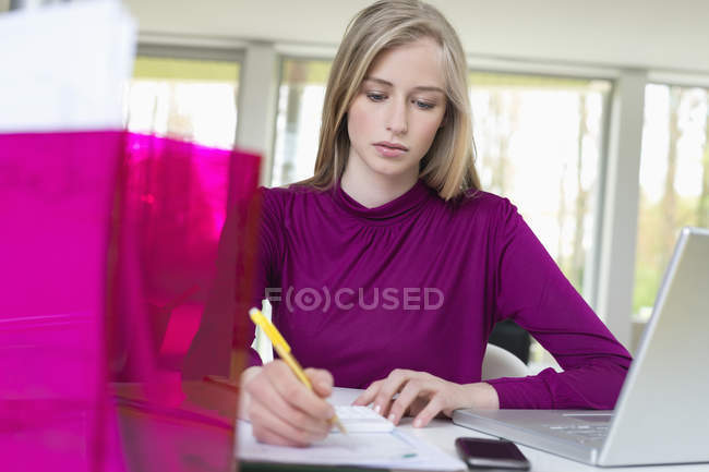Junge fokussierte Geschäftsfrau arbeitet im Büro — Stockfoto