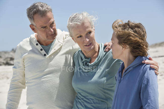 Menino com seus avós na praia — Fotografia de Stock