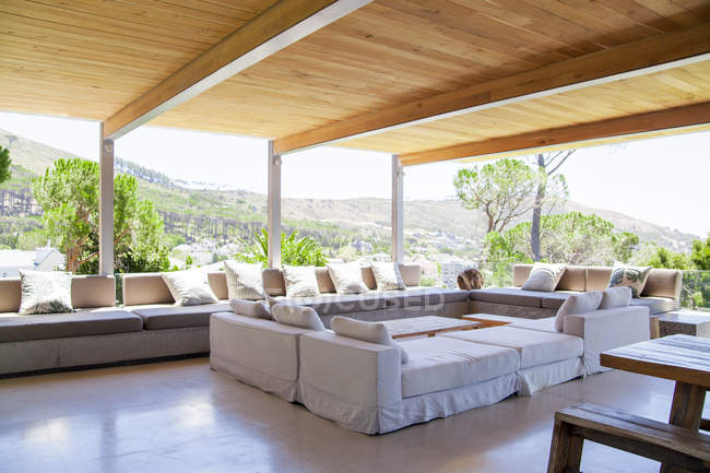Innenausstattung der großen modernen Terrasse im Haus in der Natur — Stockfoto