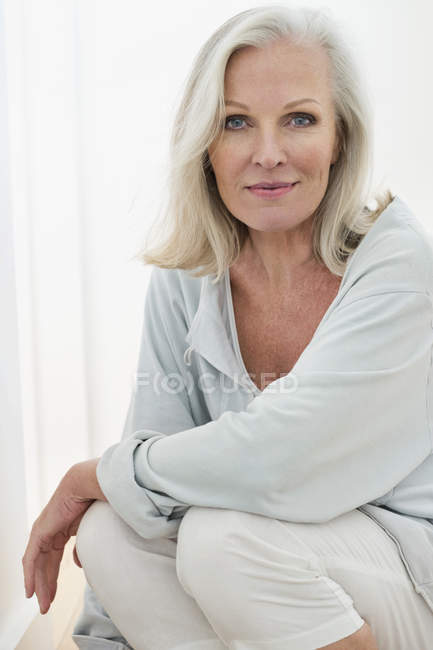 Porträt einer eleganten Seniorin, die in die Kamera lächelt — Stockfoto
