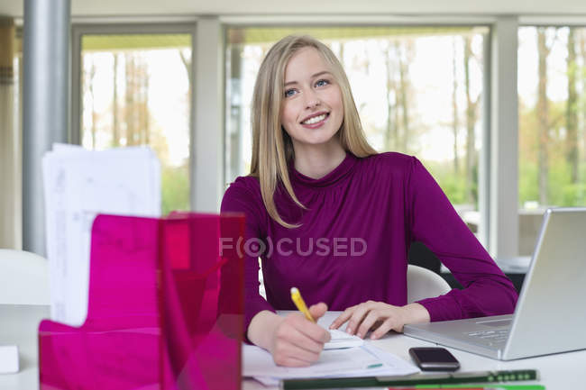 Junge fokussierte Geschäftsfrau arbeitet im Büro — Stockfoto