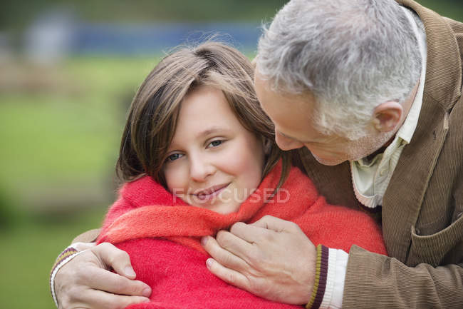Uomo che abbraccia la figlia felice nel parco, primo piano — Foto stock
