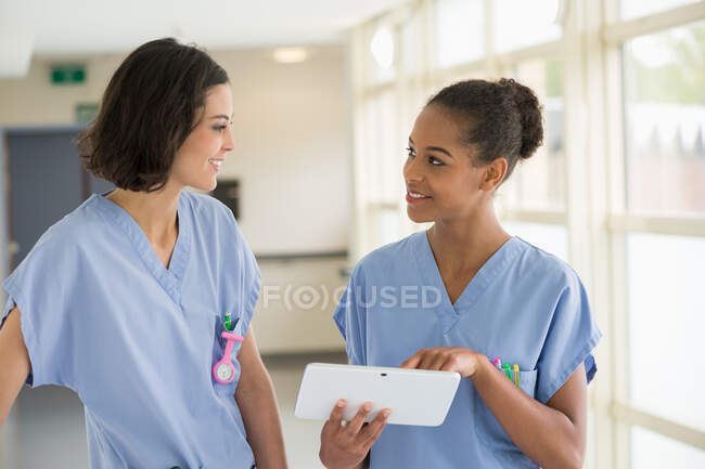 Жіночі медсестри дивляться кліп на цифровий планшет — стокове фото