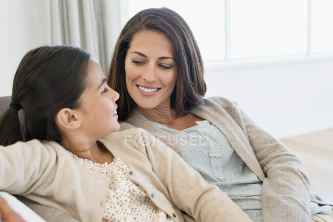 Мати і дочка посміхаються один одному — стокове фото