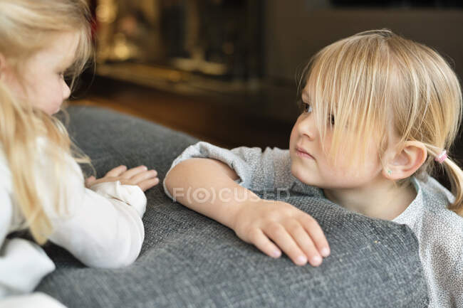 Primer plano de dos chicas lindas jugando en casa - foto de stock
