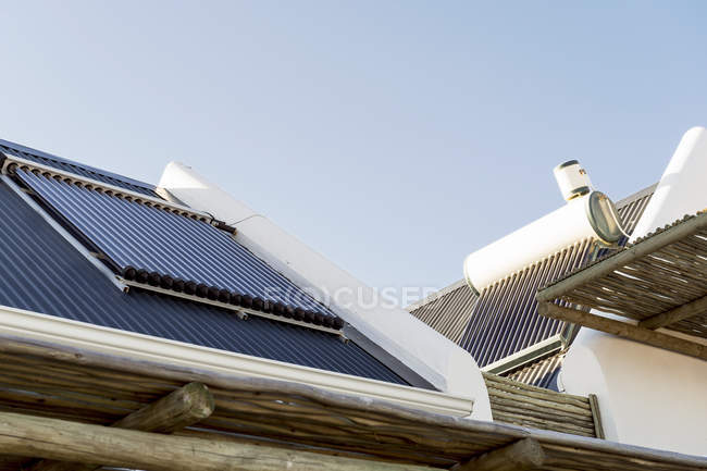 Primer plano del panel solar en el techo de la casa - foto de stock