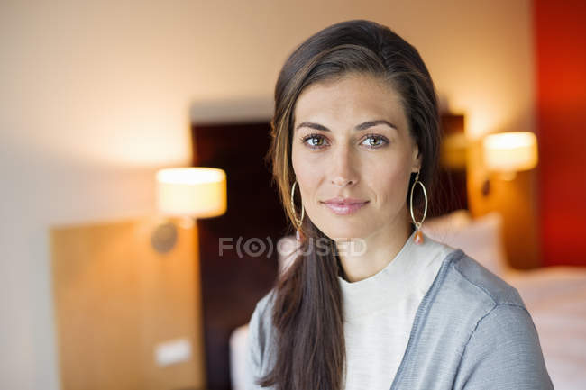 Portrait de femme élégante souriante dans une chambre d'hôtel — Photo de stock