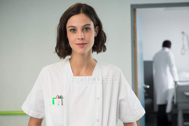 Портрет усміхненої медсестри, що стоїть в лікарні — стокове фото