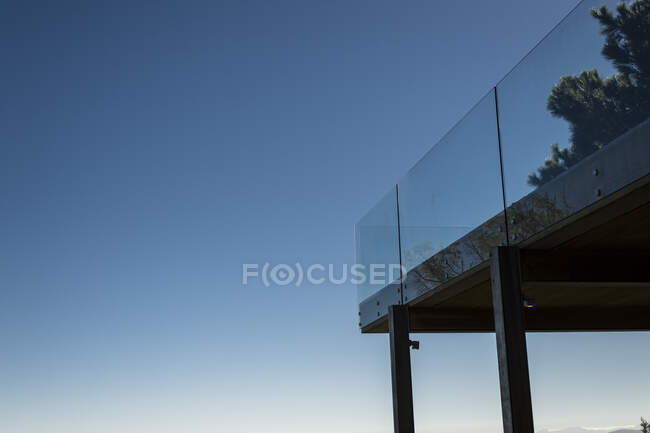 Вид с нижнего угла на террасу со стеклянными перилами — стоковое фото