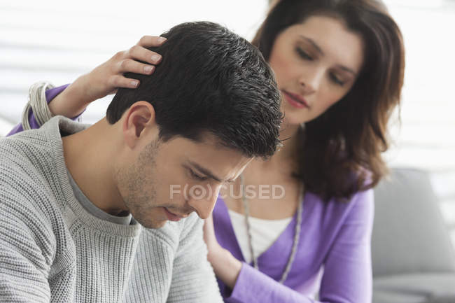 Nahaufnahme einer Frau, die ihren traurigen Ehemann tröstet — Stockfoto