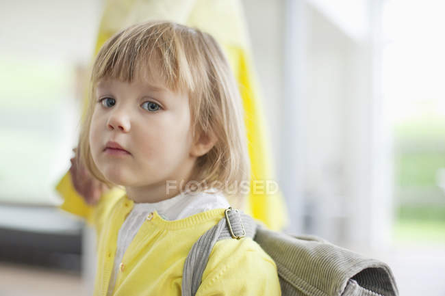 Porträt eines süßen kleinen Mädchens, das die Hand eines Elternteils hält — Stockfoto