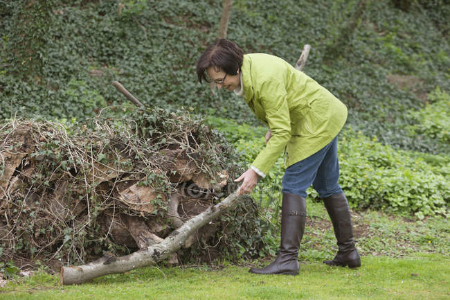 Selbstbewusste Seniorin putzt Garten — Stockfoto