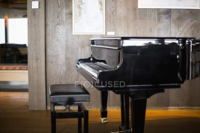 Piano dans un salon, Crans-Montana, Alpes suisses, Suisse — Photo de stock