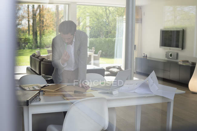 Diseñador de interiores trabajando en el ordenador portátil en la oficina - foto de stock