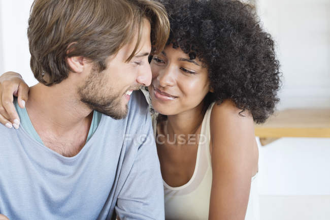 Nahaufnahme eines lächelnden multiethnischen Paares, das sich verliebt ansieht — Stockfoto