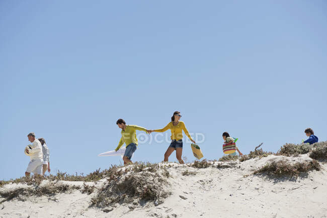 Famiglia passeggiando sulla spiaggia — Foto stock