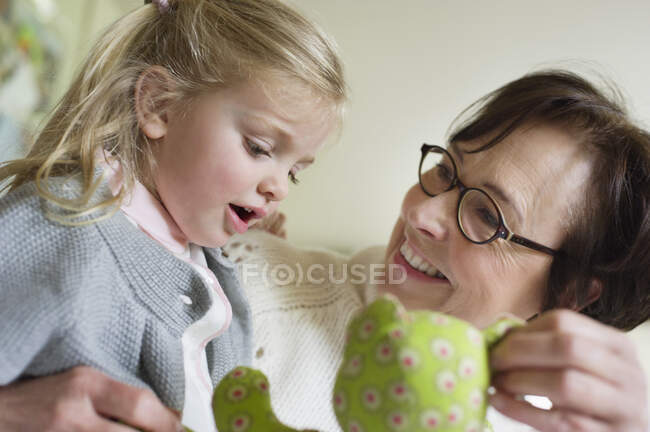 Primo piano di una ragazza che gioca con la nonna — Foto stock